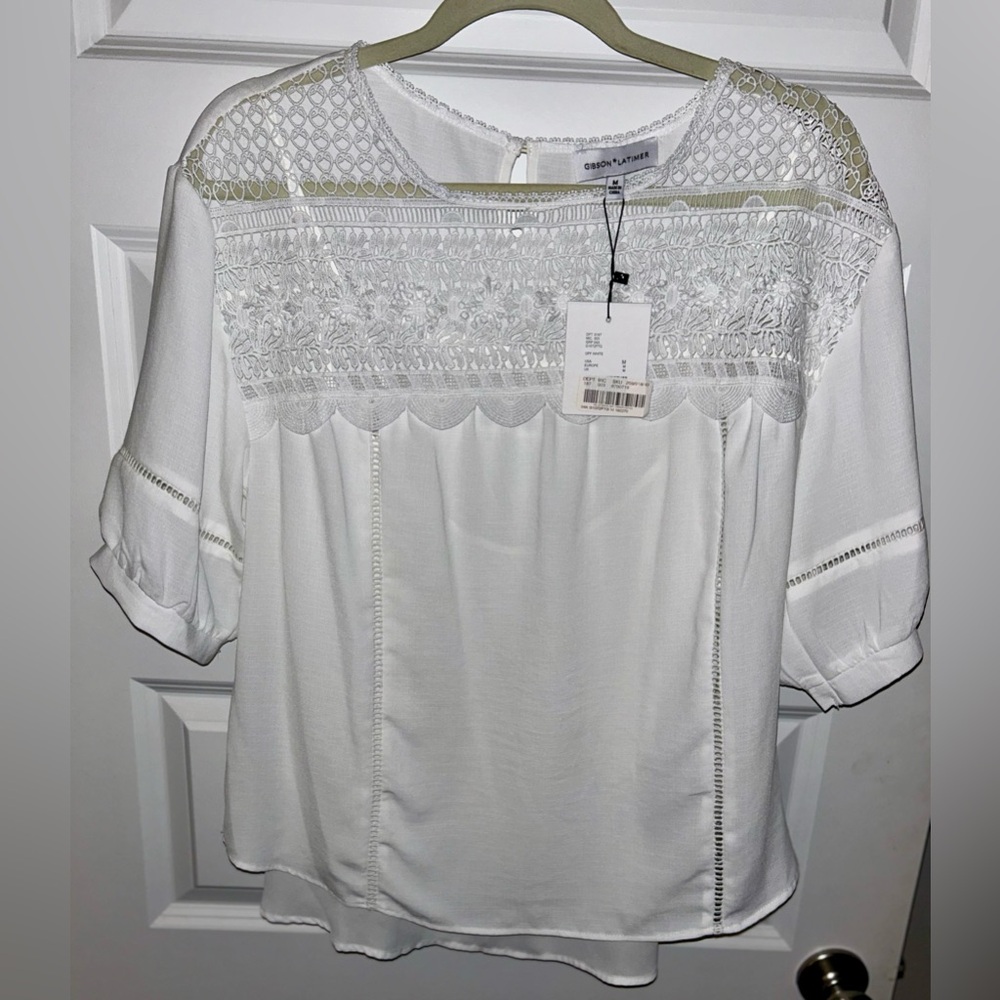 NEW WITH TAGS Women’s Gibson & Latimer White Blouse Size Medium